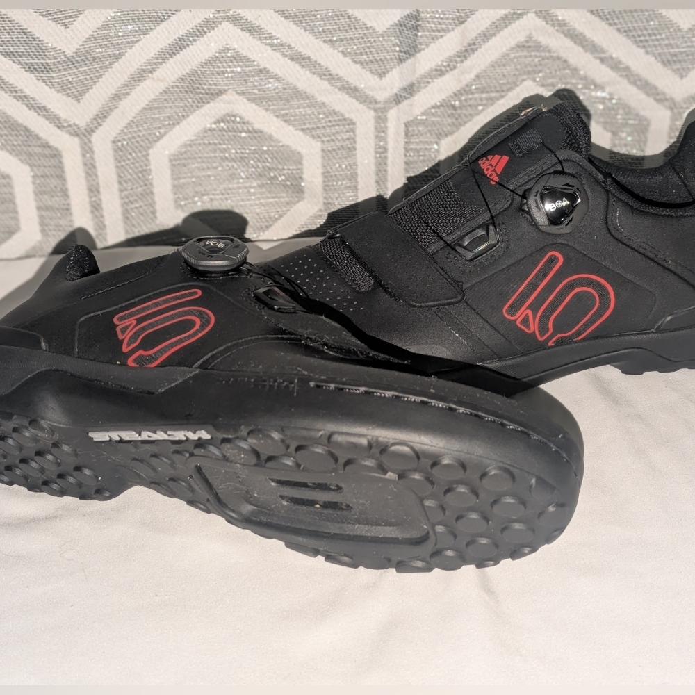 Adidas Black Cycling Shoes with Red Highlights - Picture 4 of 7